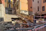 Los bomberos sanearon y perimetraron la zona de las escaleras y el acceso desde la calle Major. 