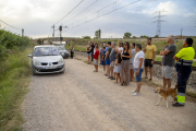 Veïns de la Femosa es van mobilitzar ahir per demanar més seguretat en aquest camí al costat de la via del tren.