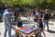 Juegos tradicional de gran formato tomaron ayer la plaza de Les Nacions sense Estat de Tàrrega. 