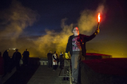 El encendido de bengalas, a cargo de los Diables de Lleida, ayer en el Castell de Gardeny.