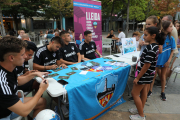 Els futbolistes del primer equip firmant autògrafs a dos petites aficionades lleidatanes.