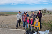 Voluntarios que trabajaron ayer para reforestar el entorno del Segarra-Garrigues en Tàrrega.