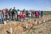 Foto de grupo de los participantes en la ‘construcción’ del margen vegetal.