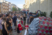 Niños contemplando la Tarasca de Cervera. 