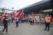 La plantilla se concentró frente al matadero, ubicado en Agramunt.