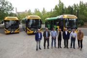 Postius, Pueyo y Castro, junto con responsables de Moventis ante los nuevos autobuses, ayer. 