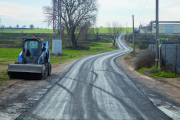 Trabajos de pavimentación en uno de los caminos. 