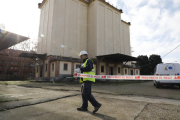 Un operario acordona el acceso al silo que será derribado, en Pardinyes, ayer por la mañana. 