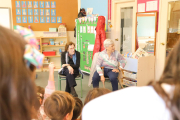 Dos de les usuàries, en una de les visites a una escola de Lleida.