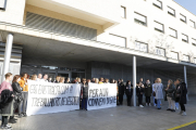 Concentración de una cuarentena de trabajadores de las residencias, ayer en la puerta de Balàfia 1.