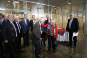 La hija de Joan Oró saludando al escritor Josep Vallverdú. 