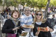 Tres vecinos degustando ‘cócs’ ayer a mediodía. 