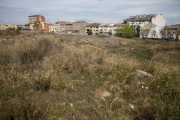 El centre d'acollida de refugiats que projecta el Govern espanyol a Tàrrega té defensors i també detractors. Una plataforma d'aquests últims lamenta que no es consultés la ciutadania. A la imatge, els terrenys del futur centre.