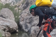 Imatge del rescat d’un voltor ahir a la Pobla de Segur.