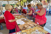 Clients en una de les parades del Mercat Gourmand.