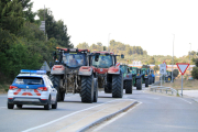 Columna de tractors sortint de Batea en direcció l'Aragó, per anar fins a Saragossa a protestar a la CHE per la gestió de l'aigua.