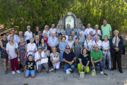 Decenas de personas participaron ayer en Tàrrega (izquierda) y Cervera en la fiesta de Sant Magí. En esta última localidad ayer se repartió el agua por las casas. 