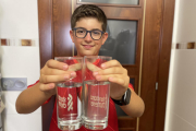 Diferencia entre agua embotellada (vaso de la izquierda) y agua del grifo (derecha), ayer en Agramunt.