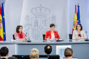 La ministra de Defensa; la de Política Territorial i portaveu del Govern i la ministra d'Indústria compareixen després d'aprovar el reial decret que regula la formació militar de la princesa Elionor.