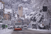 Imatge d’una màquina llevaneu passant ahir al matí per Esterri d’Àneu.