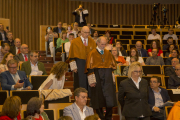 Llegada de Fereres (con gafas) al auditorio del Centro de Culturas de la UdL.