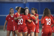 Ari Bosch, del filial, recibe el abrazo de sus compañeras tras anotar el tercer gol del partido.