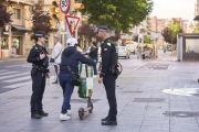 Un control de la Urbana a conductors de patinets elèctrics.