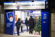 Clientes haciendo cola ayer por la tarde en la administración de la avenida Francesc Macià de Lleida.