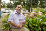 El filòsof, professor i escriptor lleidatà Ferran Sáez, ahir de visita a Lleida amb el seu nou llibre.