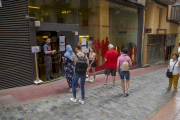 Imagen de archivo de personas haciendo cola ante la Oficina Local de Vivienda de la calle Cavallers.