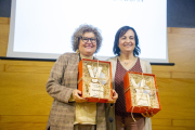 Las homenajeadas, Assumpta Costafreda y Pilar Sanjuan, sosteniendo la figura creada por Ilersis.