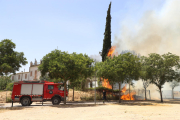 El incendio se originó junto a Ciutat Jardí, cerca de esta casa abandonada y de la iglesia de Montserrat.