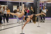 Una de las profesoras hizo ayer una exhibición durante la inauguración de la escuela. 