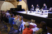 Carla Simón y Arnau Vilaró durante la presentación ayer del libro de ‘Alcarràs’ en el Café del Teatre. 