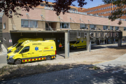 Imagen de archivo de varias ambulancias en el exterior de la unidad de Urgencias del hospital Arnau de Vilanova de Lleida.