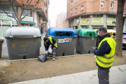 Un operario de la brigada recoge la basura de la calle mientras otro registra la incidencia o “punto negro” con el teléfono móvil. 