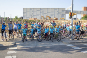 El grup de pares i alumnes de l’escola Espiga que ahir van anar al centre amb bicicleta.