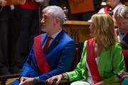 El nuevo alcalde de Barcelona, Jaume Collboni, junto a la concejal Maria Eugènia Gay, en el pleno de investidura en el Ayuntamiento.