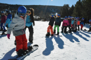 Alumnes de la ZER Alt Pallars practicant snowboard.