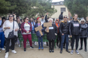 Familias de alumnos y estudiantes se concentraron ayer delante del instituto La Segarra de Cervera. 