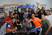 La plantilla del Mollerussa, reunida ahir a les oficines del club per veure el sorteig que els va aparellar amb el Rayo Vallecano.