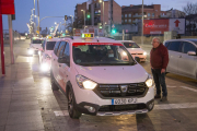 La parada de taxis de delante de la estación de ferrocarril, ayer por la tarde. 