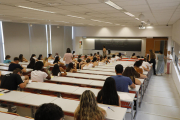 Alumnes examinant-se en una aula de l’edifici polivalent de la UdL.