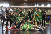 Los jugadores del Rodi Balàfia Vòlei celebrando el triunfo y la permanencia en Superliga 2. 