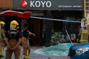 Los Bomberos tras la explosión en el local. 