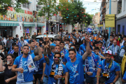 Jugadores y afición del Mollerussa a las puertas del ayuntamiento, liderados por los cánticos del capitán Salvador Tàpies ‘Kiko’, que acabó manteado. 