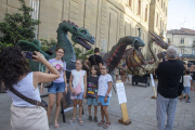 La plaça Universitat va acollir ahir a la tarda la plantada de les sis figures participants en aquesta edició de la Trobada de Bèsties de Foc.