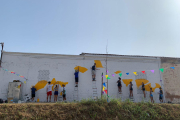 Entre altres tasques, els 25 joves que participen en aquest camp de treball han pintat un mural.
