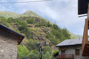 Rodaje de altura  -  Un equipo de Cupra ha trasladado un “preserie” del modelo Tavascan al pueblo que le da nombre y su estación de esquí para tomar unas imágenes por sus carreteras y paisajes de alta montaña. Estos fotogramas se incluirán ...