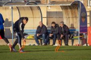 Omar Ruiz coloca un obstáculo durante el entrenamiento bajo la mirada de Javaloyes, Torres y Cambray.